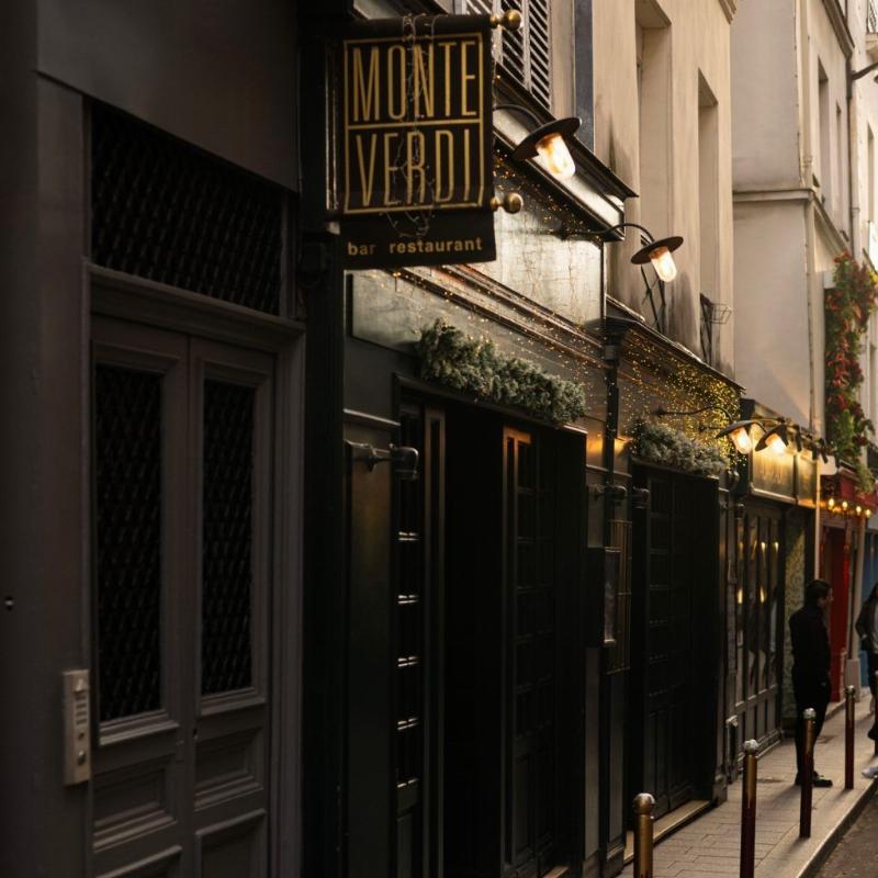 Pianiste jouant musique relaxante piano romantique en concert raffiné